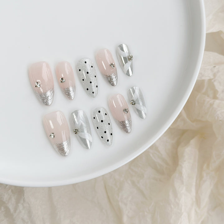 Dekoratives Press-On Nagelkunstset mit Silber- und Punkte-Designs