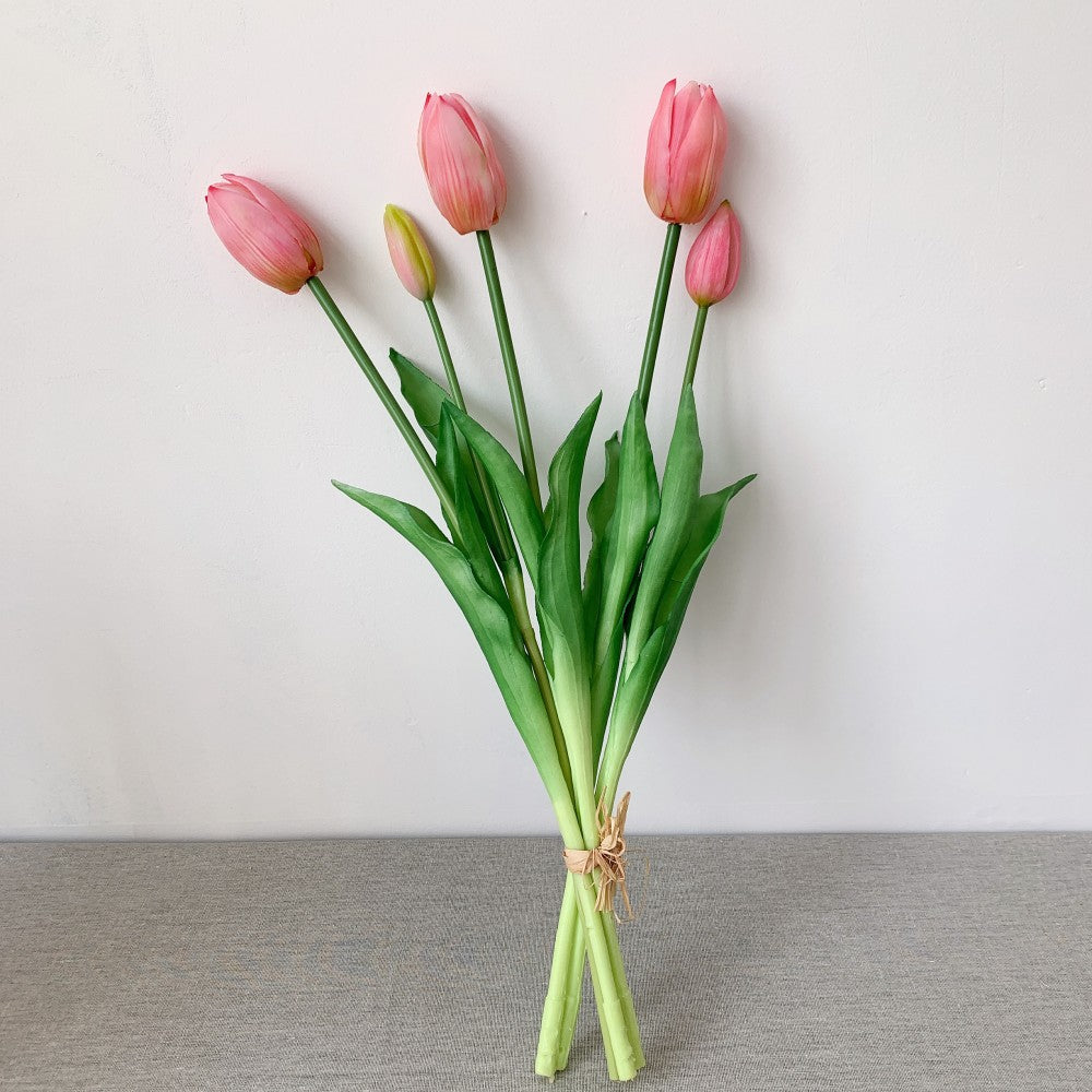 Lebensechte Tulpenblumenarrangement