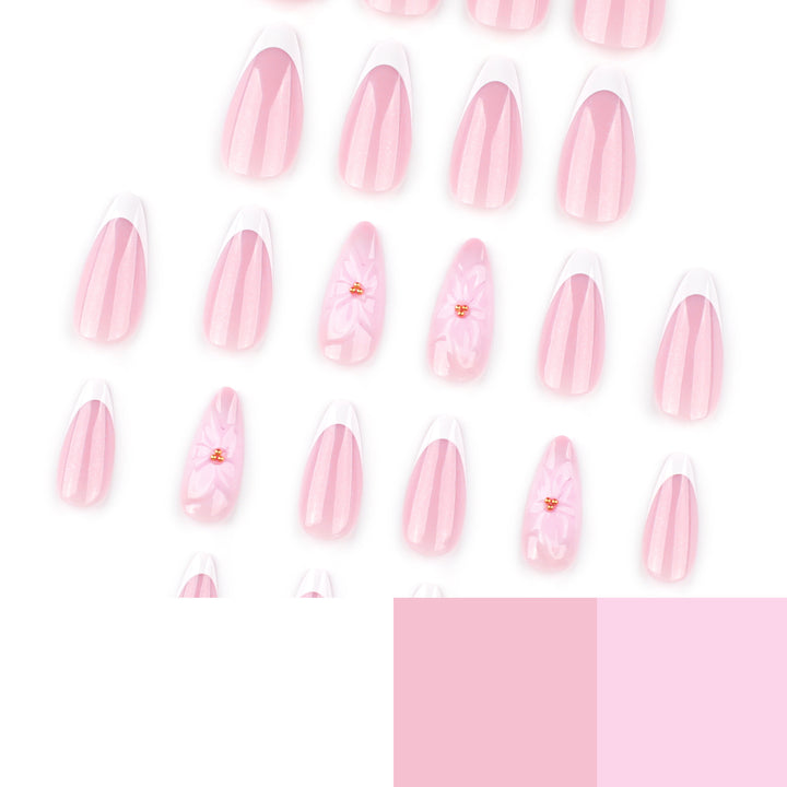Kunstvolle French-Tip Nagelverlängerungen mit Blumenakzenten Karnz