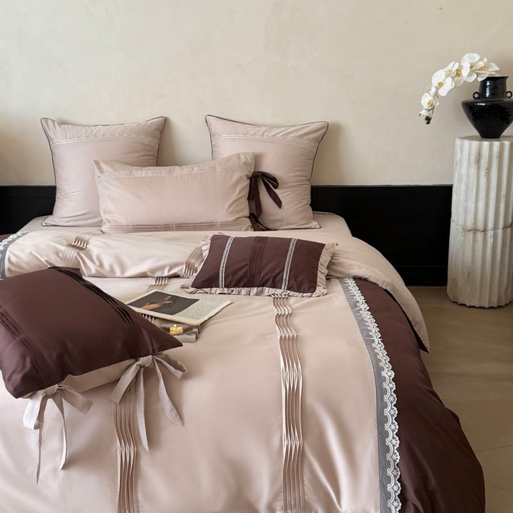 Elegante Bettwäsche-Garnitur aus Baumwollsatin mit Zierfalten, Schleifen und Spitzenbordüre