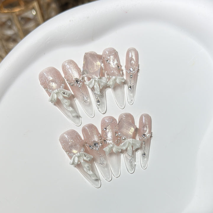 Elegantes Press-On-Acryl-Nagelset mit dekorativem Bogen und Glitzerakzenten Karnz
