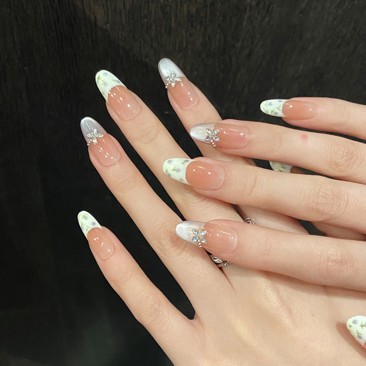 Künstlerisches Press-On-Nageldesign-Set mit floralen Verzierungen