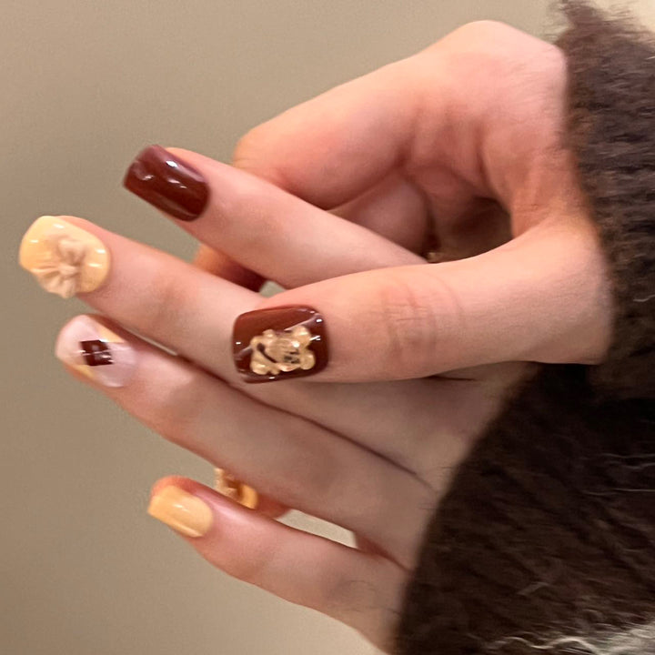 Kunstvolle Nagelverlängerungen im modernen Design mit Blütenakzenten Karnz
