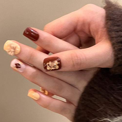 Kunstvolle Nagelverlängerungen im modernen Design mit Blütenakzenten Karnz