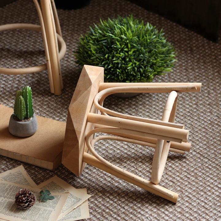 Moderner Hocker aus massivem Holz Karnz