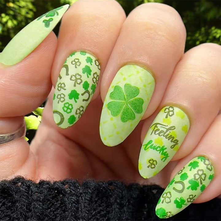 Kunstnagelset mit fröhlichen Kleeblatt-Designs und lässigen Schriftzugmotiven Karnz