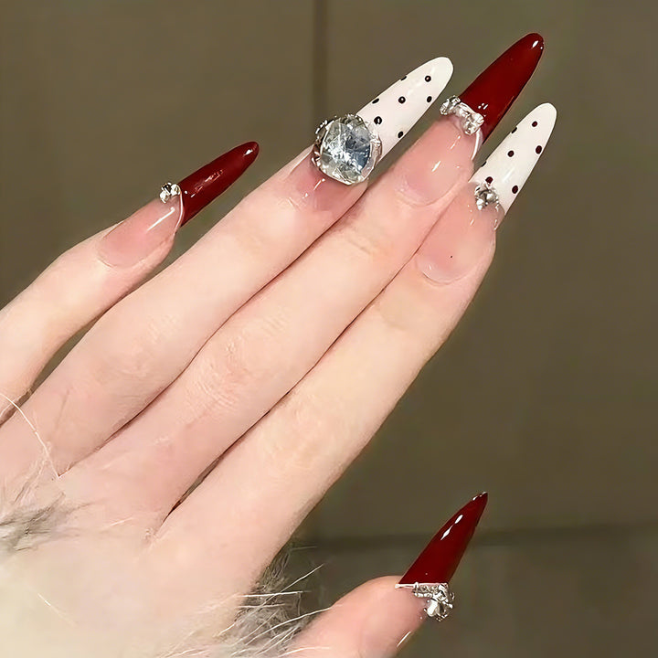 Glamouröse Kunstnageldesigns mit Kristallverzierung Karnz