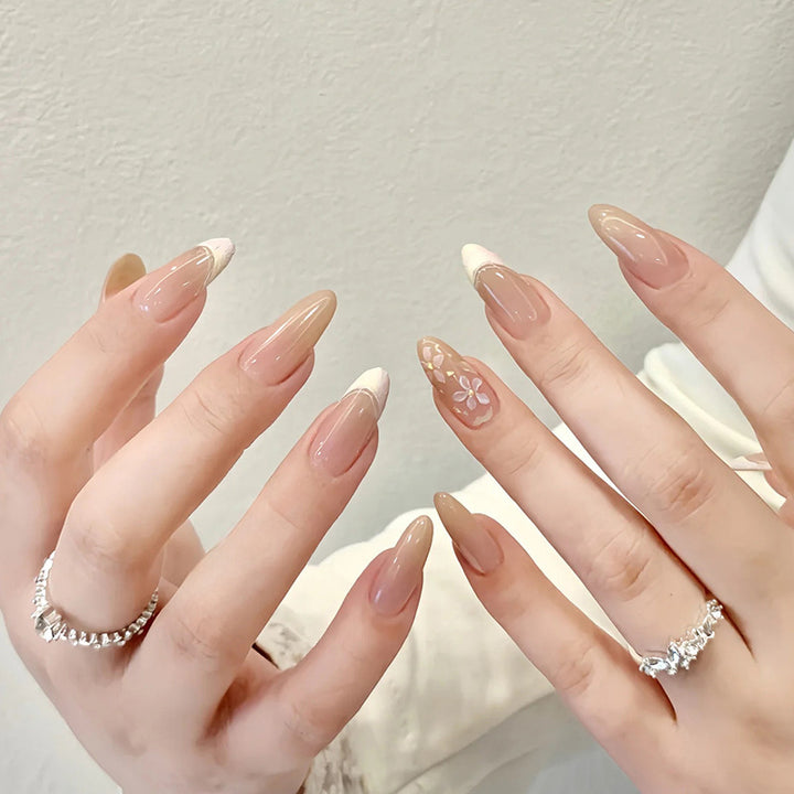 Kunstnägel mit Süßen Tiermotiven und Elegantem French-Tip Karnz