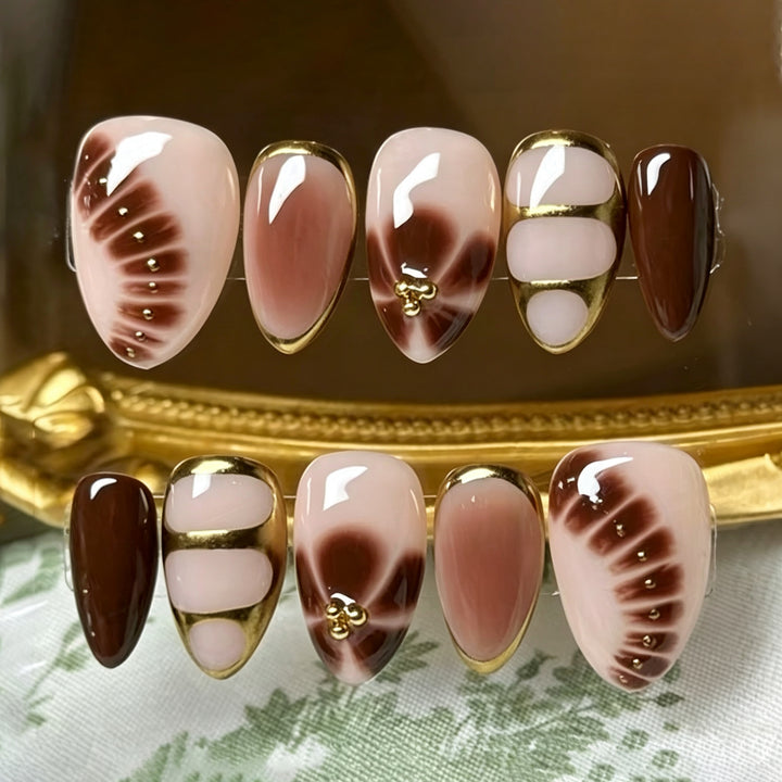 Elegantes dekoratives Press-On-Nail-Art-Set mit goldenen Akzenten Karnz
