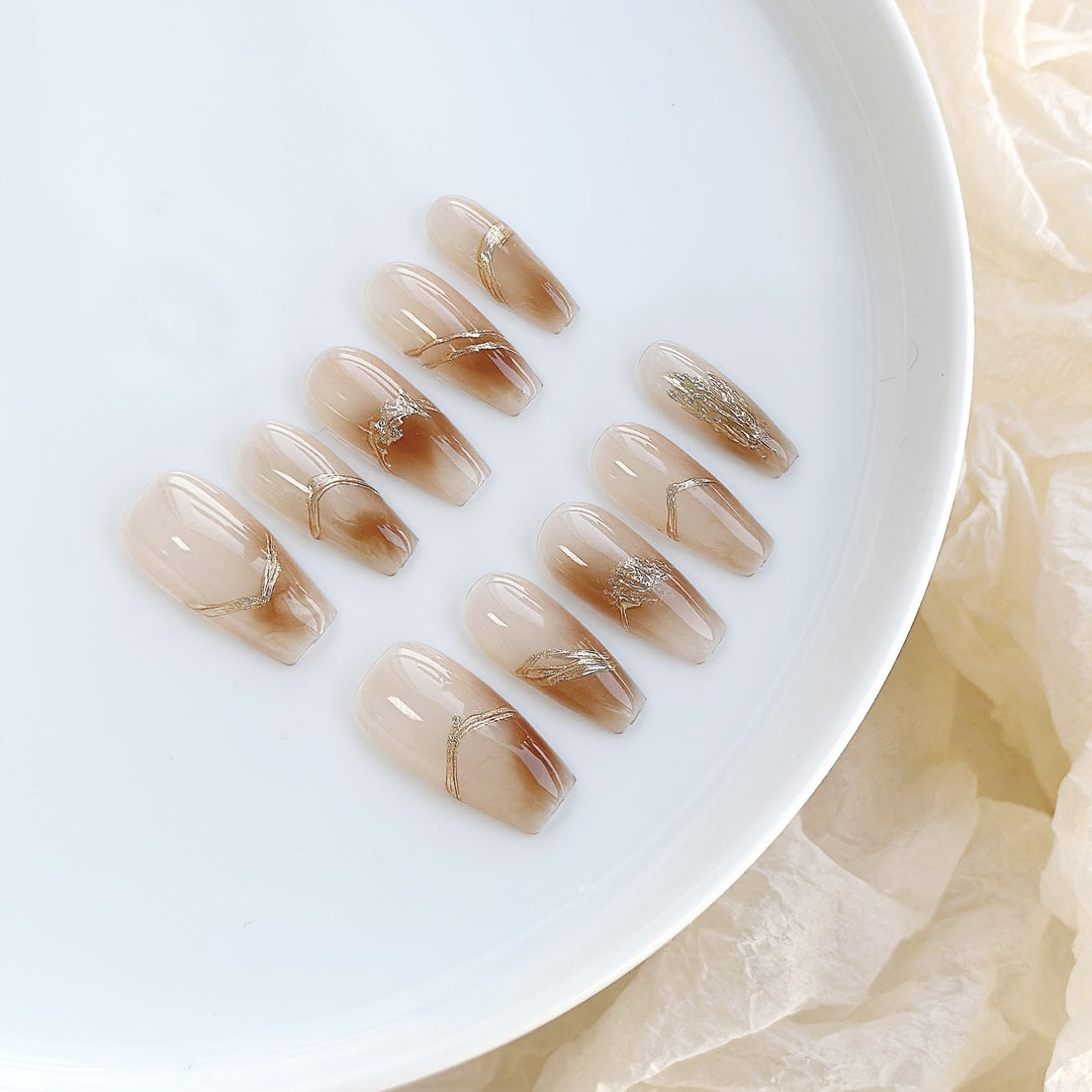 Luxuriöses Nagelkunstset mit goldenen Akzenten
