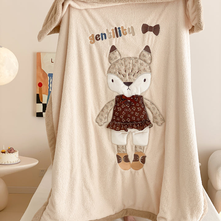Kuscheldecke aus Teddy‑Fleece mit appliziertem Puppenmotiv und wendbarer Plüschseite