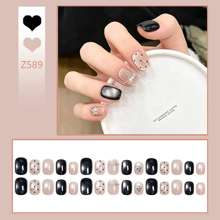 Kunstnagelset mit glamourösen Akzenten und zarten Designs Karnz