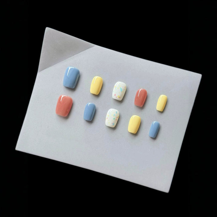Künstlerischer Press-On Nagel Set mit charmanten gemusterten Designs