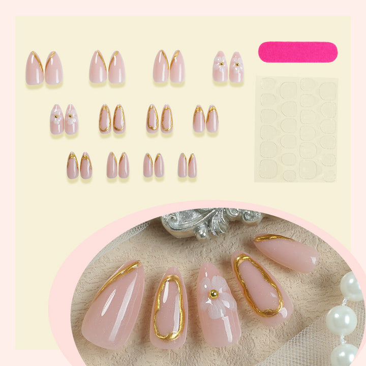 Luxuriöses Press-On Nail Art Set mit goldenen Akzenten Karnz