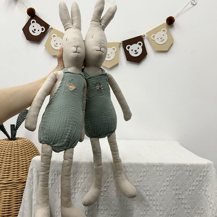 Langbeinige Organic-Leinen-Hasenpuppe mit bestickten Karotten-Latzhosen