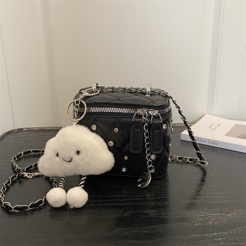 Gepufferte Mini-Handtasche mit Kettendetail