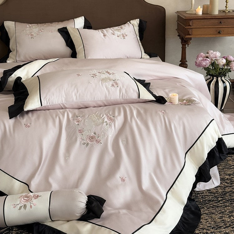 Elegante Satin-Bettwäschegarnitur mit floraler Stickrelief-Optik, Volant und kontrastierender Kedernaht
