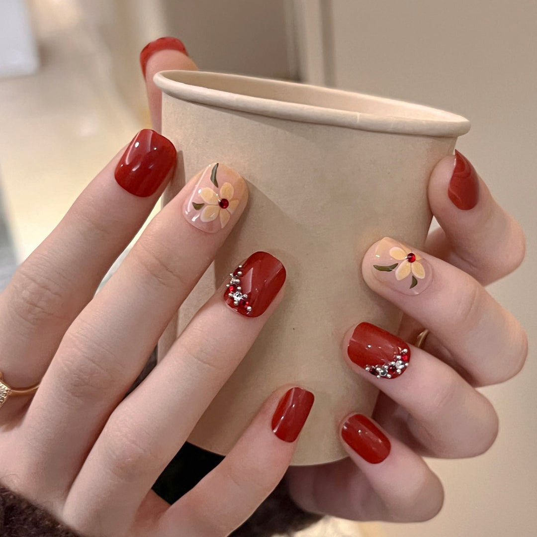 Kunstvolle Nagelverlängerungen mit elegantem Blattmuster Karnz