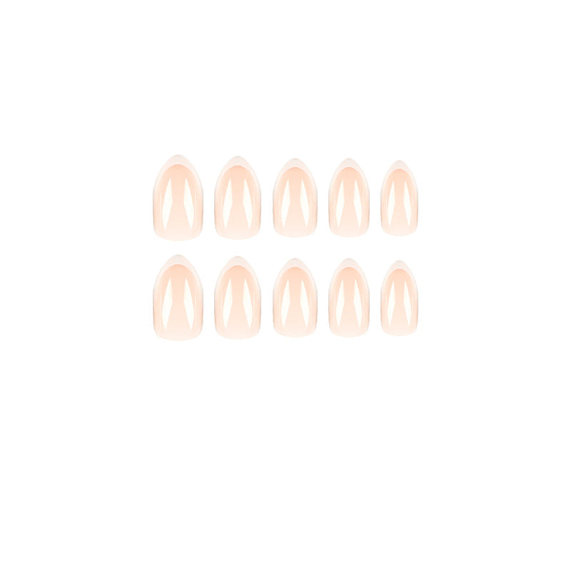 Kunstvolle Nagelverlängerungen im eleganten French-Tip Design Karnz