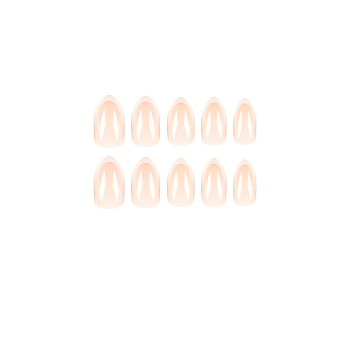 Kunstvolle Nagelverlängerungen im eleganten French-Tip Design Karnz