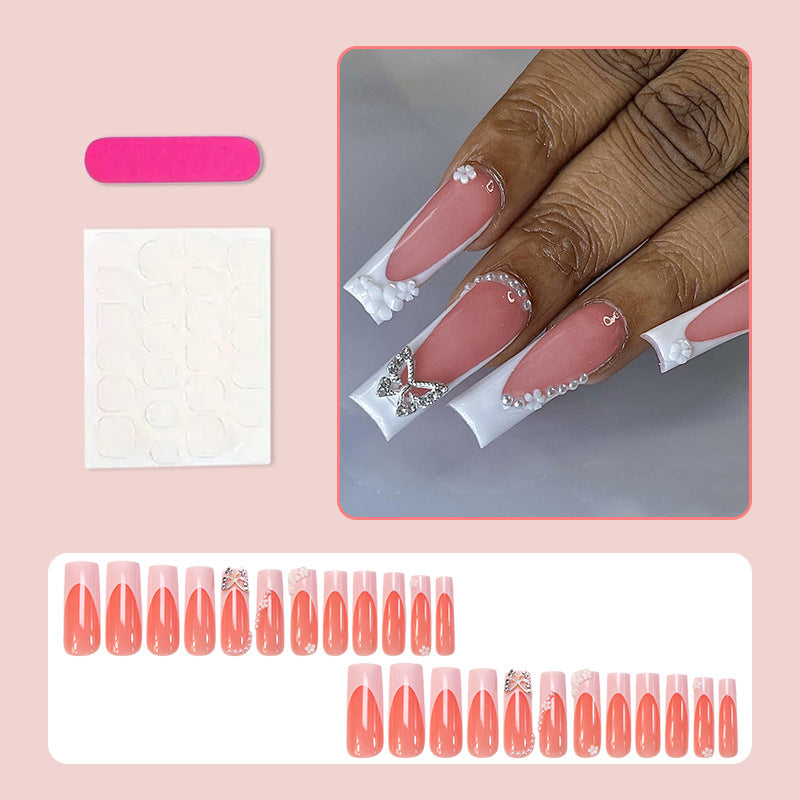 Kunstnagelset mit eleganten floralen Verzierungen und Glitzerakzenten Karnz