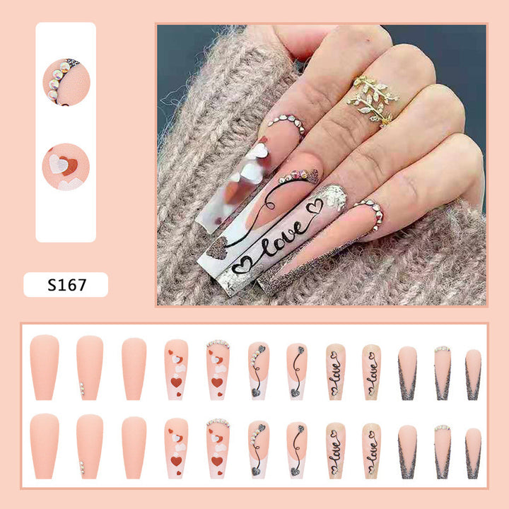 Kunstnagelset mit romantischen Herz- und Glitzerverzierungen Karnz