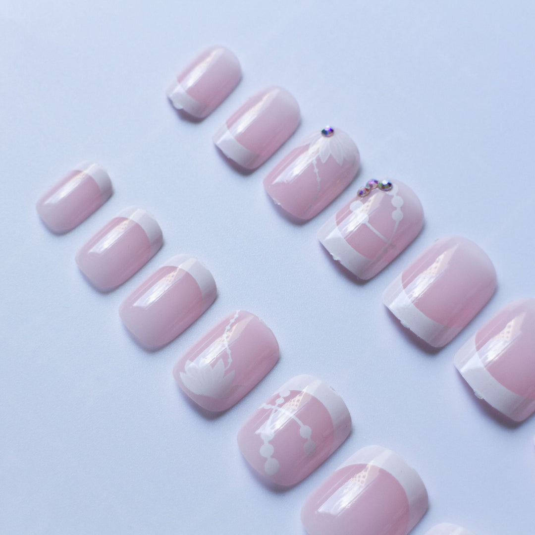 Elegante französische Spitzenblumen-Nagelkunst