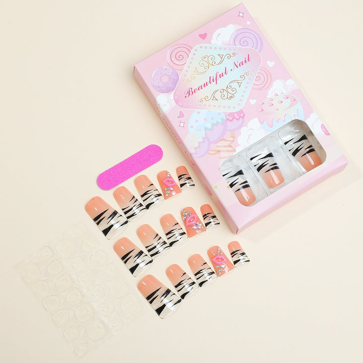 Kreatives Nagelset mit stylishen Mustern Karnz