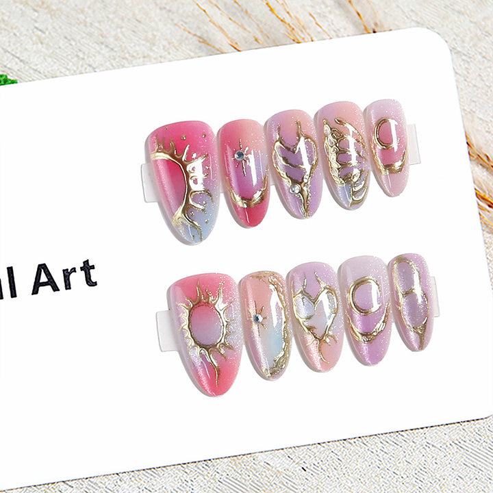 Elegante und kreative Kunstnägel mit metallic Akzenten Karnz