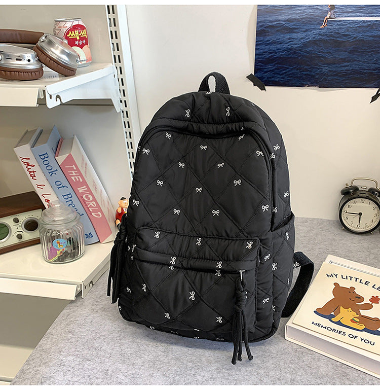 Gepolsterter Rucksack mit dekorativen Quasten