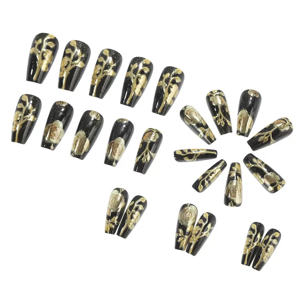 Kunstnagelset mit eleganten goldenen Rosenverzierungen Karnz