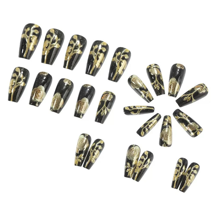 Kunstnagelset mit eleganten goldenen Rosenverzierungen Karnz