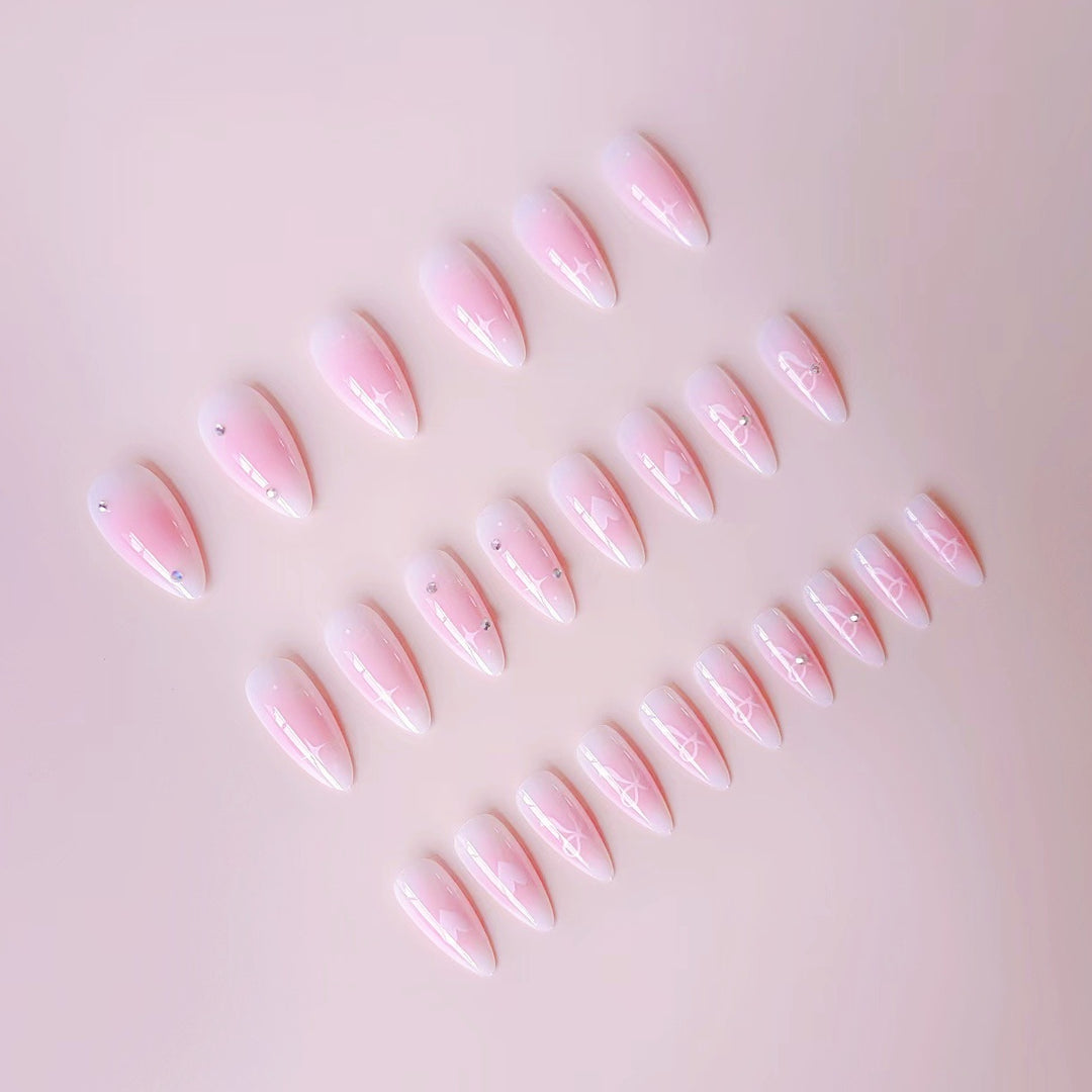 Kunstnagelset mit romantischem Herz-Design und verzierten Akzenten Karnz