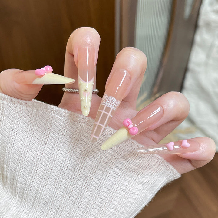 Künstlerisches Press-On-Nageldesign mit süßen Schleifenakzenten Karnz