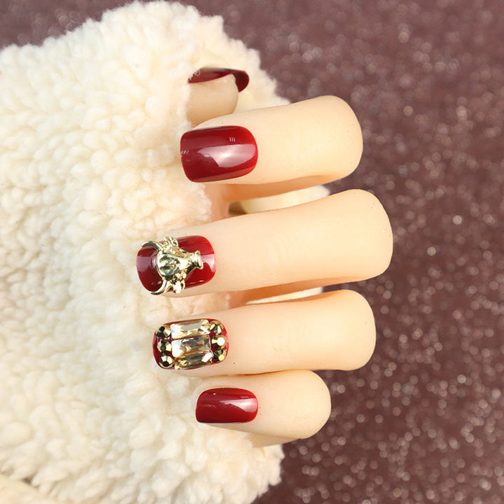 Elegantes Nagelset mit Strass-Accenten zum Aufkleben