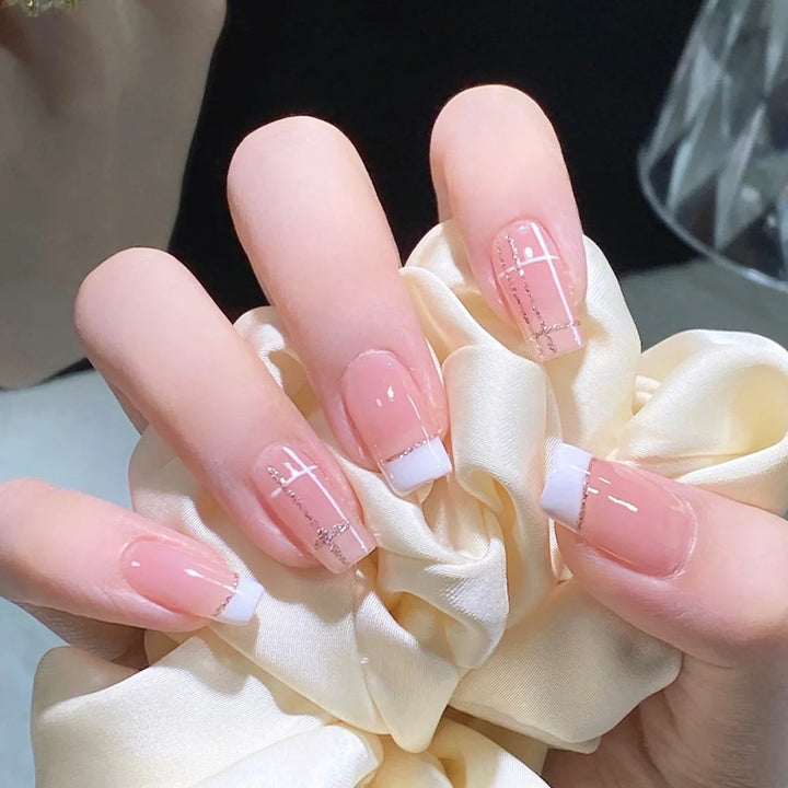 Kunstnagelset mit elegantem French-Tip und modischen Verzierungen Karnz