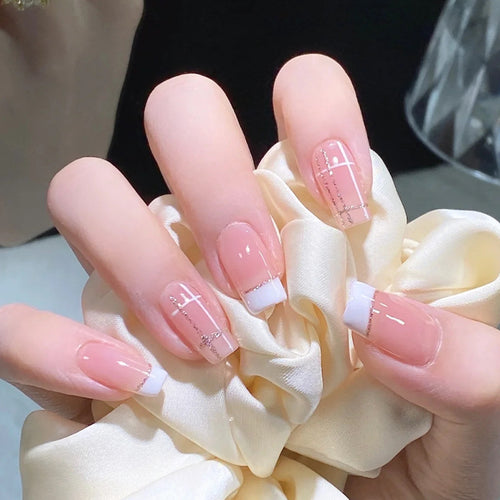Kunstnagelset mit elegantem French-Tip und modischen Verzierungen Karnz