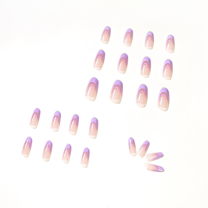 Elegante Kunstnägel mit feinem Ombre-Design und edlen Akzenten Karnz