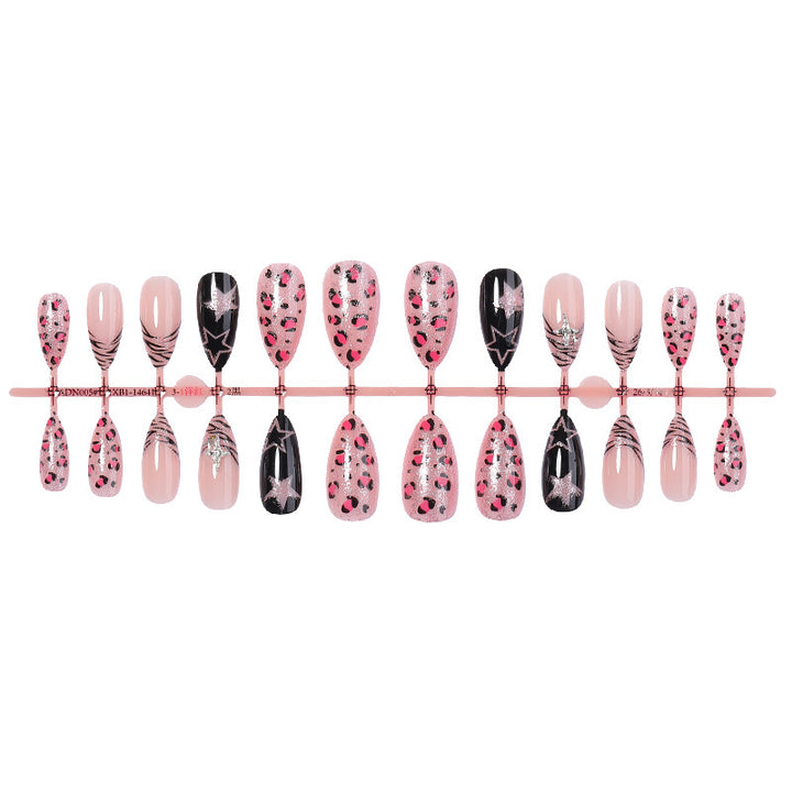Kreatives Kunstnagelset mit Leoparden- und Glitzerakzenten Karnz