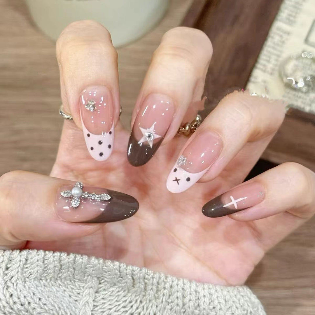 Künstlerisches Press-On-Nagel-Set mit floralen und Edelsteinakzenten Karnz