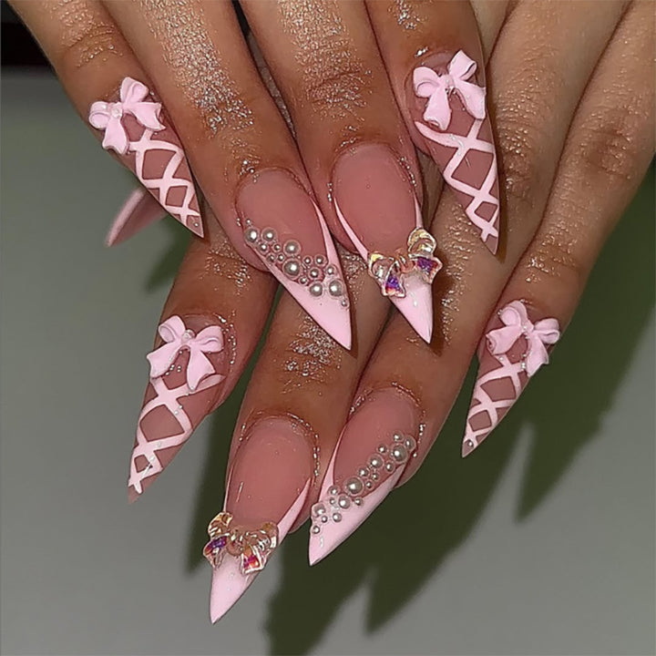 Kunstvolle Stiletto-Nägel mit Glitzer- und Schleifenverzierung Karnz