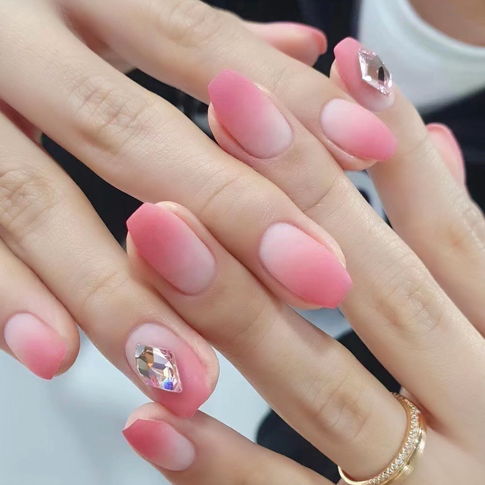 Glamouröse Nagelkunst mit eleganten Strass-Akzenten Karnz