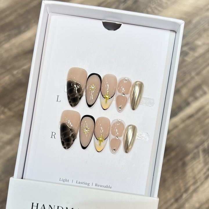 Wiederverwendbares Stiletto-Nagelkunst-Set mit Stern- und Goldakzenten Karnz