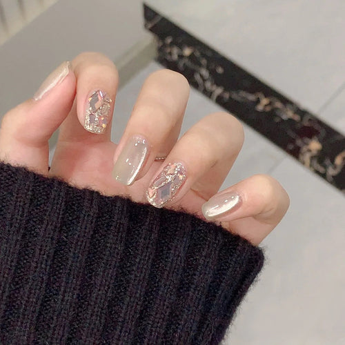Elegante Press-On-Nagel-Set mit künstlerischen Designs Karnz