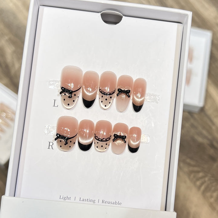 Elegantes wiederverwendbares Press-On-Nail-Art-Set mit charmanten Schleifenakzenten Karnz