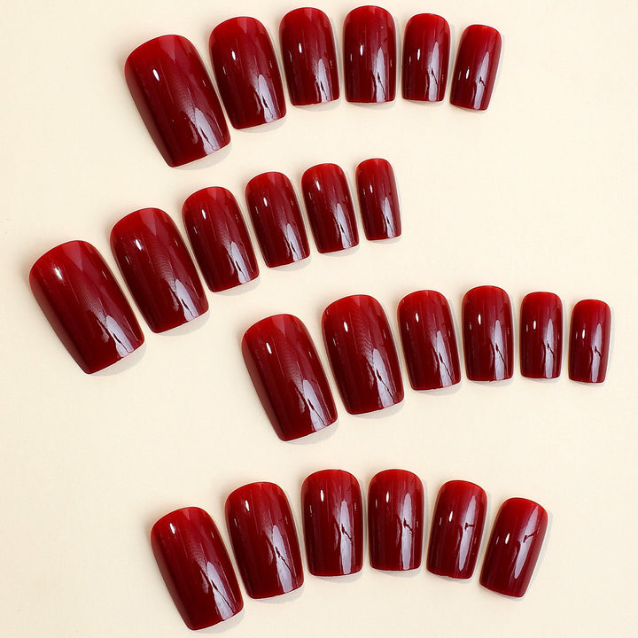 Kunstnagelset mit elegantem, glänzendem Finish Karnz