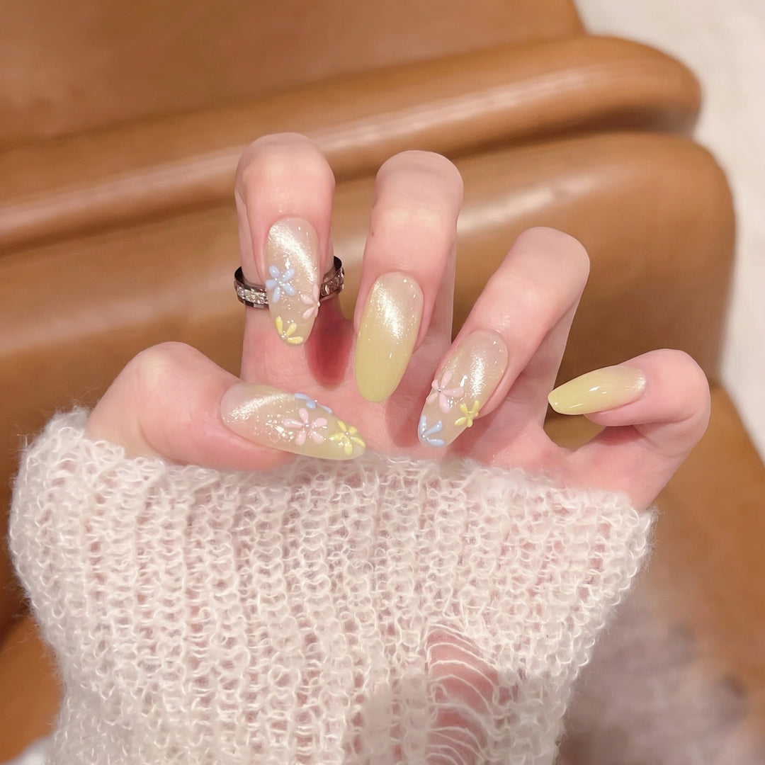 Stilvolles Press-On-Nagelset mit floralem Design Karnz