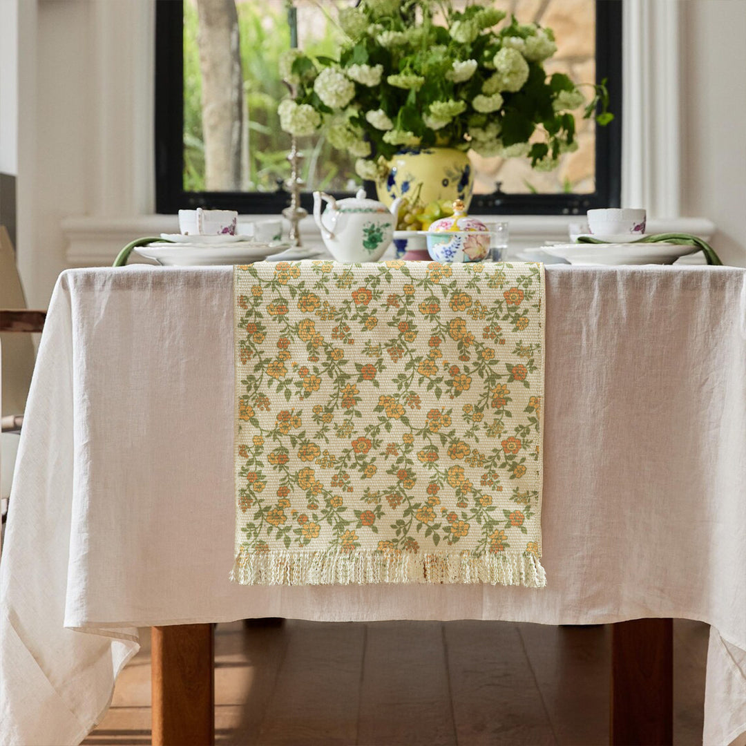 Jacquard-Tischläufer mit floraler Rankenstruktur und dekorativen Fransen Karnz