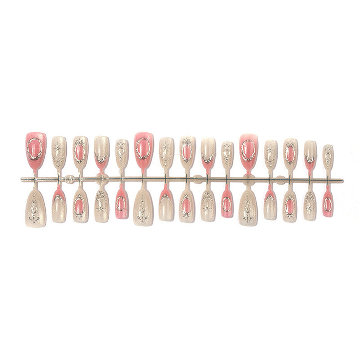 Kunstnagelset mit glamourösen floralem und metallic Akzenten Karnz