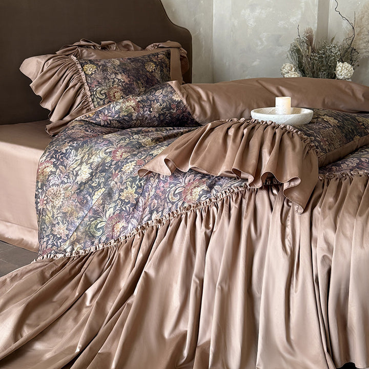Opulente Jacquard-Bettwäschegarnitur mit großem Volant und dekorativer Rüscheneinfassung